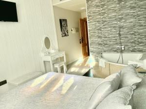 1 dormitorio con 1 cama grande y bañera en Hotel Castillo Bonavía en Pedrola