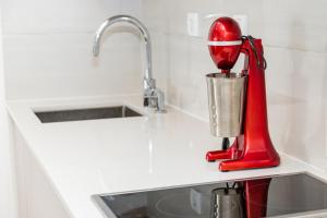 een rode mixer bovenop een aanrecht bij Don Vito in Belgrado +19 foto's