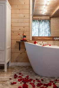 Zdjęcie z galerii obiektu GÓRALSKA VILLA APARTAMENTY Z JACUZZI & HOME SPA & Zakopane w Poroninie