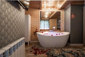 Łazienka w obiekcie GÓRALSKA VILLA APARTAMENTY Z JACUZZI & HOME SPA & Zakopane