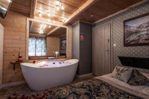 Łóżko lub łóżka w pokoju w obiekcie GÓRALSKA VILLA APARTAMENTY Z JACUZZI & HOME SPA & Zakopane