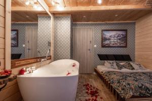 Łóżko lub łóżka w pokoju w obiekcie GÓRALSKA VILLA APARTAMENTY Z JACUZZI & HOME SPA & Zakopane