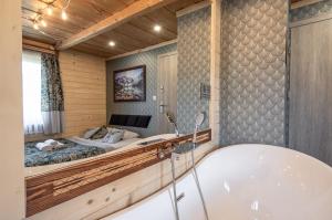 Łóżko lub łóżka w pokoju w obiekcie GÓRALSKA VILLA APARTAMENTY Z JACUZZI & HOME SPA & Zakopane
