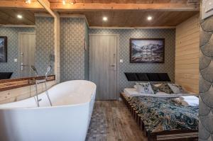 Łóżko lub łóżka w pokoju w obiekcie GÓRALSKA VILLA APARTAMENTY Z JACUZZI & HOME SPA & Zakopane