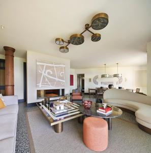 博德魯姆的住宿－Root Redrock Yalıkavak，客厅配有沙发和桌子