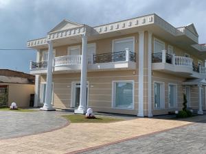 カテリーニにあるVilla Elenaの屋上にバルコニーがある大きな家