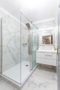 La salle de bains est pourvue d'une douche en verre et d'un lavabo. dans l'établissement Appartement Standing Marseille 2 chambres 6 pers Clim Parking JO, à Marseille