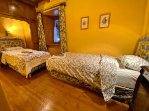 a bedroom with two beds and a window at Pleta de Ordino 45B, Apartamento rústico para 6 personas. in Ordino