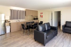 A seating area at Paringa Caravan Park