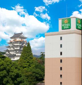 un bâtiment avec un panneau indiquant l'auberge Westtin au-dessus dans l'établissement Vessel Inn Fukuyama Eki Kitaguchi, à Fukuyama