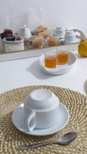 una mesa con dos platos y dos tazas de té en Las Toscas Apart en Curuzú Cuatiá