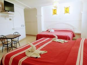 奧克斯特派克的住宿－德薩洛羅旅遊旅館，两张床铺,里面放着毛巾动物