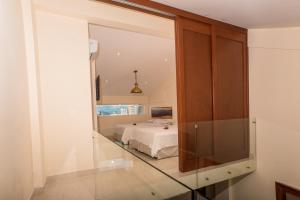 Schlafzimmer mit einem Bett und einer Glasschiebetür in der Unterkunft 2 Story Oceanfront Penthouses on Cancun Beach! in Cancún