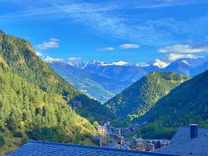 vistas a un valle con montañas en el fondo en Ribasol 422, apartamento hasta 6 personas, Arinsal, en Arinsal