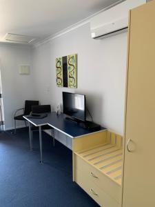 un ufficio con una scrivania e un computer di Fergussons Motor Lodge a  Waipukurau