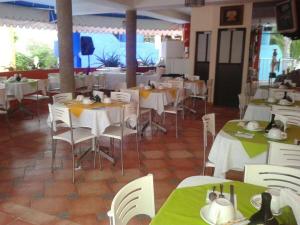 uma sala de jantar com mesas e cadeiras com toalha de mesa verde em Desarrollo Turistico em Oaxtepec