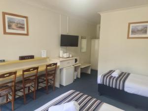 Η κουζίνα ή μικρή κουζίνα στο Valley View Motel