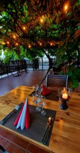 una mesa de madera con copas de vino y servilletas. en Hotel Crisana Arad en Arad