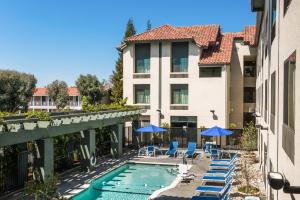 Poolen vid eller i närheten av Holiday Inn Express Hotel & Suites Santa Clara - Silicon Valley, an IHG Hotel