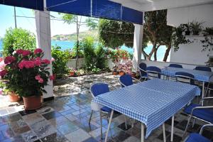 Habitación con mesa, sillas y flores en Apartments Draga - 15m from beach, en Metajna