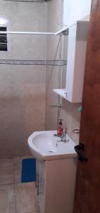 y baño con lavabo blanco y ducha. en Jireh - Embalse en Embalse