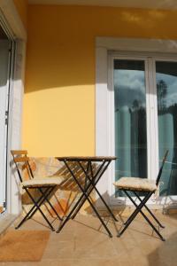 a table and two chairs sitting on a porch at Suite like Sweet-Refugio tranquilo in Torres Vedras