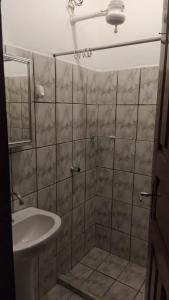 y baño con lavabo, espejo y ducha. en Casa em Barra Grande - Maraú, en Barra Grande