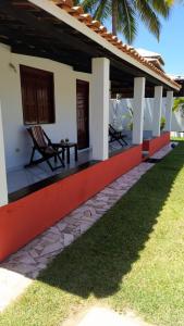 un porche de una casa con una silla en Casa em Barra Grande - Maraú, en Barra Grande