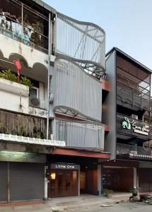 een gebouw met een wenteltrap aan de zijkant bij Little One in Chiang Rai