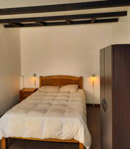 1 dormitorio con 1 cama y 2 mesitas de noche en Casona Española, en Arequipa