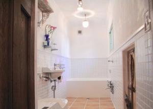 La salle de bains blanche est pourvue d'un lavabo et d'une baignoire. dans l'établissement TOKYO Ebisu! 2adults & 2kids Max4ppl FamilyOK!, à Tokyo