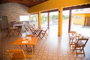 En restaurant eller et andet spisested på Casarao Hostel - Analandia SP