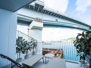 HOTEL ANTEROOM NAHA的阳台或露台