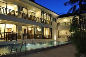 Bazén v ubytování Patong Lodge Hotel - SHA Extra Plus nebo v jeho okolí
