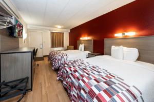 Postel nebo postele na pokoji v ubytování Red Roof Inn Edison