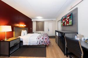 Postel nebo postele na pokoji v ubytování Red Roof Inn Edison