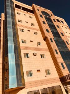 ein großes Backsteingebäude mit Fenstern darauf in der Unterkunft فندق ترند- trend hotel in Al Bahah