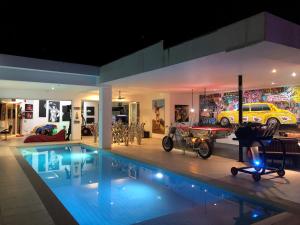 他朗的住宿－畫廊泳池度假屋，一座带游泳池和汽车博物馆的房屋