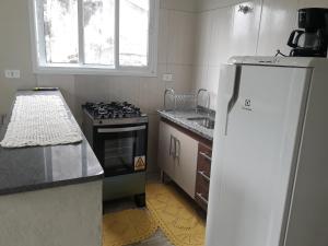 Virtuvė arba virtuvėlė apgyvendinimo įstaigoje Kitnet Ubatuba