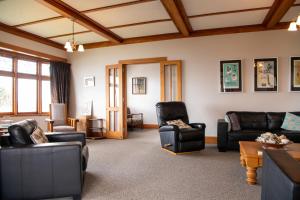 Uma área de estar em Clyde View - Napier Holiday Home