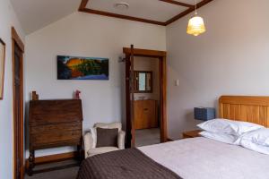 En eller flere senge i et værelse på Clyde View - Napier Holiday Home