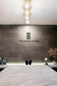 un segno per barani tokyo su un muro di The Barn Tokyo a Tokyo