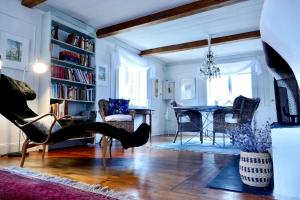 uma sala de estar com uma mesa e saltos altos pretos em Sundets Gård - Bed & Breakfast em Kopparberg