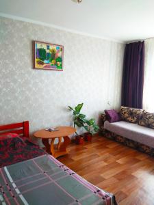 - un salon avec un canapé et une table dans l'établissement Apartment on Prospekt Peremogi, à Tchernihiv