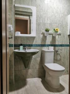 Koupelna v ubytování Lukanov Apartments & Guest Rooms