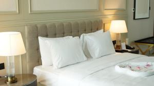 En eller flere senger på et rom på Horizon Manor Hotel