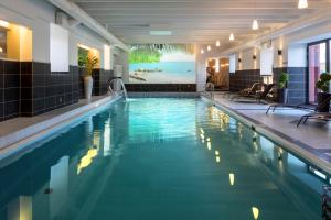 - une piscine dans un hôtel avec vue sur l'océan dans l'établissement Vihula Manor Country Club & Spa, à Vihula