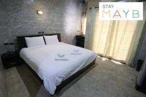 Cama o camas de una habitación en STAY MAYB Chiang Mai