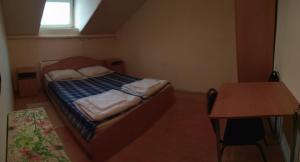 モスクワにあるSosenki 105 Hostelの小さなベッドルーム(ベッド1台、テーブル付)