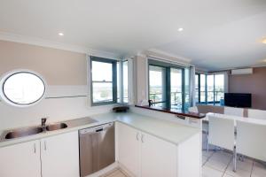 A kitchen or kitchenette at Sails Apartments